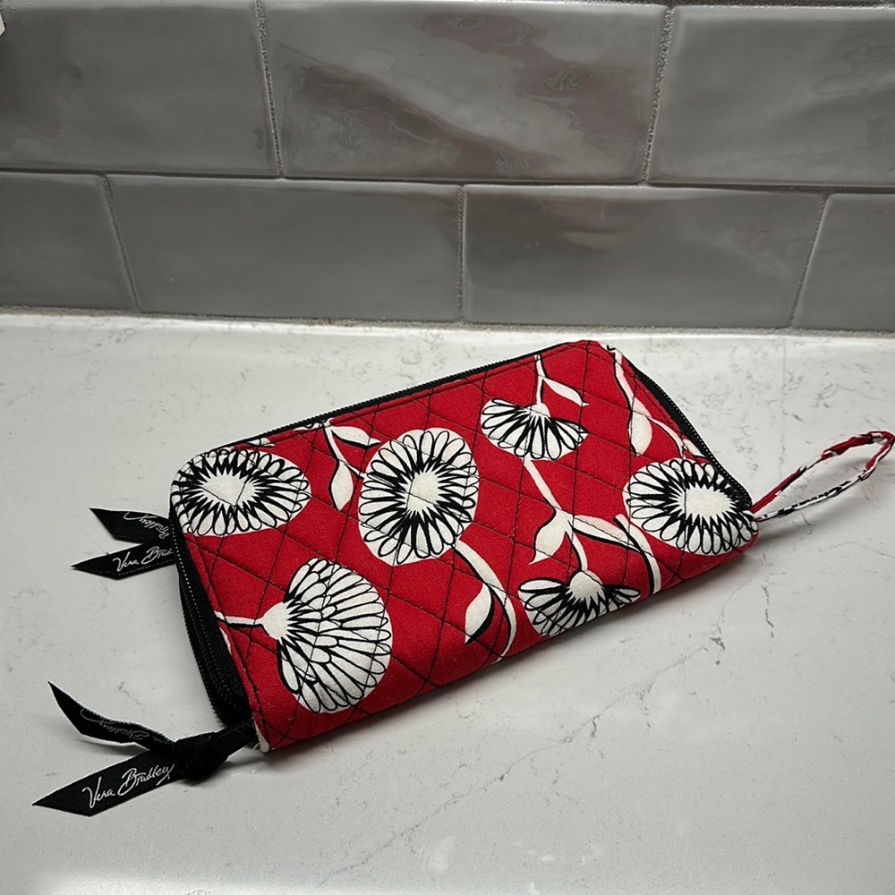 ❗️⭐️ NWOT ⭐️ Never Used Vera Bradley Wallet / Wristlet with full zip